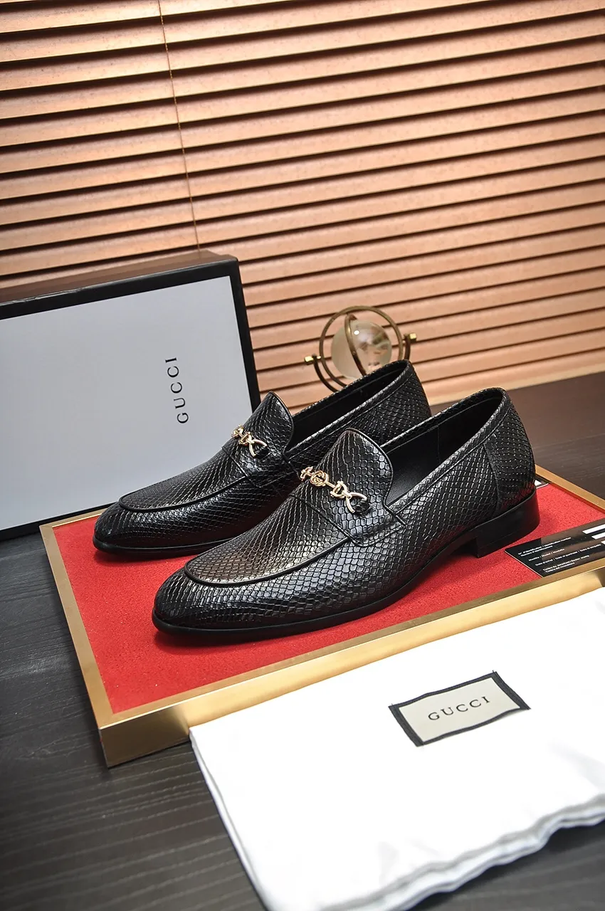 Men's shoes💰500💶Italy's top luxury men's shoe giant (GUCCI) (Gucci) (full cowhide lining) new arrival🍃Original European style🔰 Pleasant to the eye😍In order to make the shoes more durable and non-deformable🌀The production continues to follow traditional methods but there is still no lack of innovation💪Choose original sheepskin for the leather♻️ Smooth and natural And extra bright ⭐Made of imported cowhide, the first choice of rich people 38-45 (45 customized)